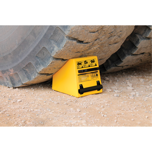 Cale de roue ultra-robuste pour l'exploitation mini&egrave;re Checkers Safety, PEHD, Jaune, 14-1/2" la x 17-1/2" p x 16" h Ontario Safety Products