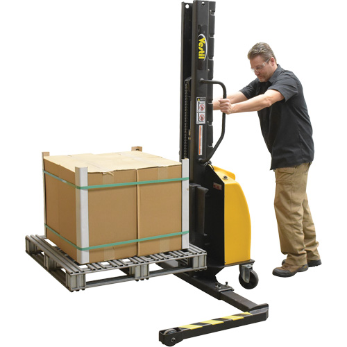 Gerbeur motoris&eacute; avec m&acirc;t &eacute;troit, Fonctionnement &eacute;lectrique, Capacit&eacute; 1000 lb, Lev&eacute;e max 63" Ontario Safety Products