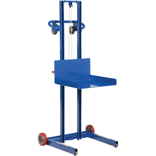 Plateforme &eacute;l&eacute;vatrice &agrave; profil bas pour charge l&eacute;g&egrave;re, M&eacute;canisme Treuil manuel, Capacit&eacute; de 400 lb, Levage max de 55" Ontario Safety Products