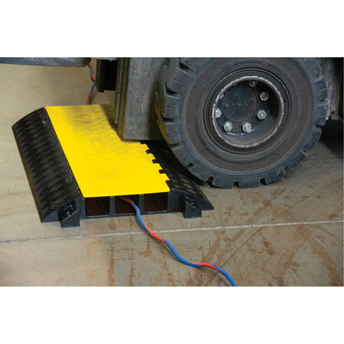 Protecteur de c&acirc;bles en polyur&eacute;thane, 3 canaux, 35,43" lo x 19,69" la x 3" h Ontario Safety Products