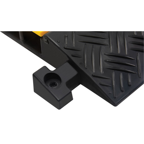 Protecteur de c&acirc;bles en polyur&eacute;thane, 3 canaux, 35,43" lo x 19,69" la x 3" h Ontario Safety Products