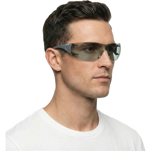 Lunettes de s&eacute;curit&eacute; Adapt Lite, Lentille Int&eacute;rieur/ext&eacute;rieur, Antibu&eacute;e/Anti-&eacute;gratignures, ANSI Z87+/R&eacute;pond ou surpasse la norme CSA Z94.3 Ontario Safety Products