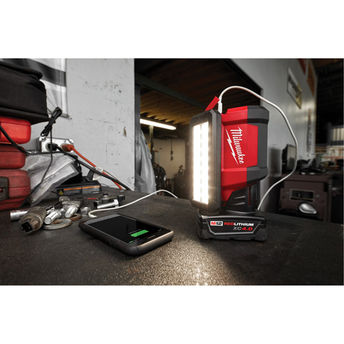 Projecteur &agrave; faisceau large pour entretien et r&eacute;paration avec chargeur USB M12 Rover, DEL, 700 lumens Ontario Safety Products