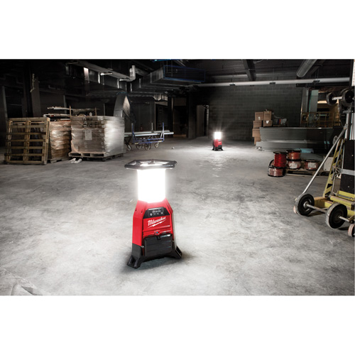 Lampe de chantier M18 Radius et chargeur avec One-Key, DEL, 4800/9000/2500 lumens, Boîtier en Plastique Ontario Safety Products