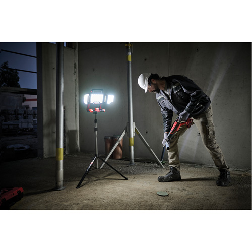 Lampe de travail &agrave; DEL professionnelle &agrave; panneaux pliants lumens sans fil 18V sur tr&eacute;pied, DEL, 3600 lumens Ontario Safety Products