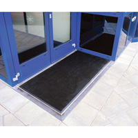 Tapis Gritstop Fingermat, Caoutchouc, Grattoir Type, Motif Textur&eacute;, 2' x 2-2/3', Noir Ontario Safety Products