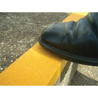 Rebords de marches antid&eacute;rapants Safestep, 2,75" la x 59" lo, Jaune Ontario Safety Products