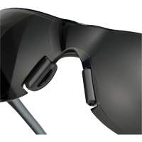 Lunettes de s&eacute;curit&eacute; Adapt Lite, Lentille Fum&eacute;e, Antibu&eacute;e/Anti-&eacute;gratignures, ANSI Z87+/R&eacute;pond ou surpasse la norme CSA Z94.3 Ontario Safety Products