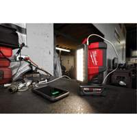 Projecteur &agrave; faisceau large pour entretien et r&eacute;paration avec chargeur USB M12 Rover, DEL, 700 lumens Ontario Safety Products