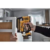 Ensemble cloueuse &agrave; goupilles sans fil sans balais ATOMIC COMPACT SERIES, calibre 23, 20 V, Lithium-ion Ontario Safety Products